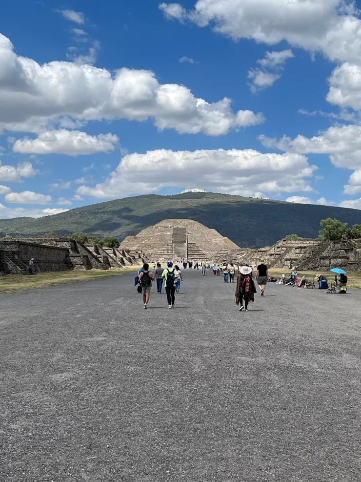 亡靈大道與盡頭的月亮金字塔