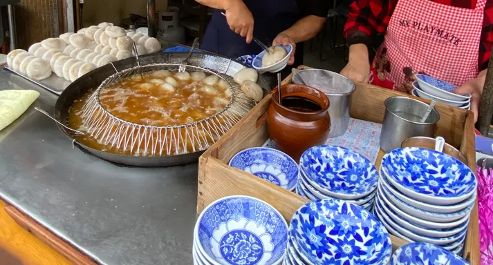 冒泡的油鍋 Q彈的肉圓