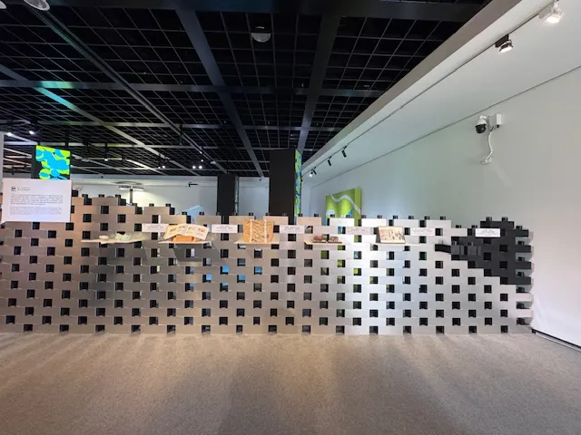 廢輪胎製成的塑膠磚,photo by bookarchery