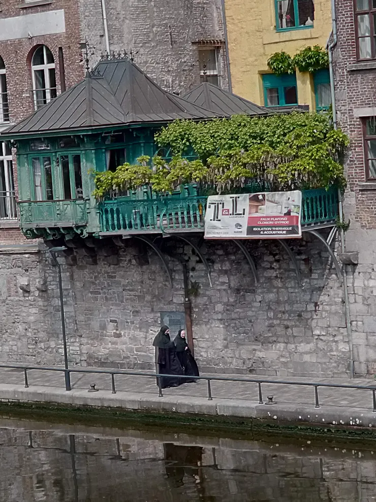 剛好兩位修女路過