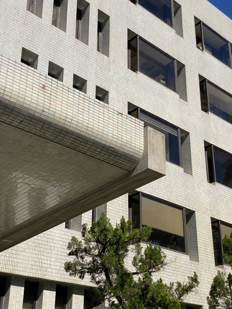 圓弧型的雨庇與收邊細節