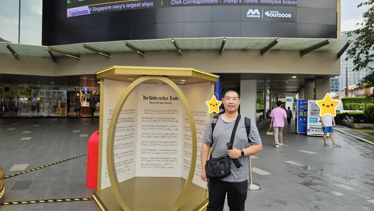 反正都小迷路了!就在牛車水地鐵站前拍美照吧!