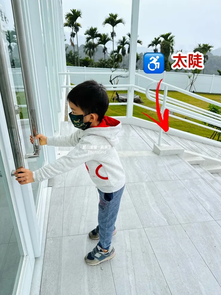 右後方的陡坡就是無障礙斜坡。