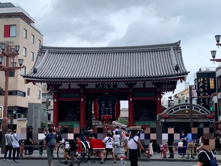 雷門，人很多，大家都很開心的在拍‘到此一遊’照。