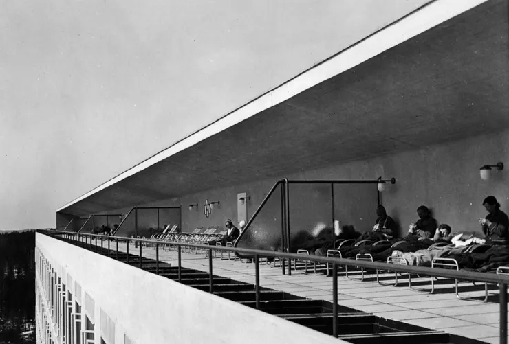 「帕伊米奧療養院（𝗣𝗮𝗶𝗺𝗶𝗼 𝗦𝗮𝗻𝗮𝘁𝗼𝗿𝗶𝘂𝗺）」讓我想到小說《魔山》中的場景