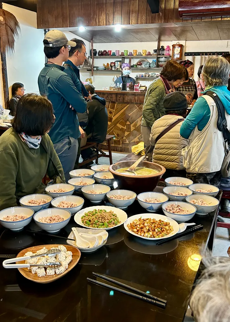 圖13 光復鄉客家餐廳享用擂茶午餐，這擂茶口味偏鹹，應該是入菜使用，跟平常飲用的口味不一樣