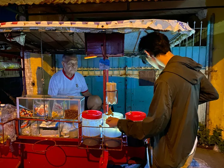 路邊攤的小吃店（一個魚板只要0.5台幣）