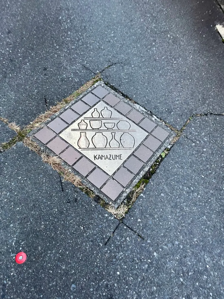 每家窯前的水溝蓋(?)都不同