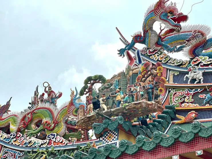 屋脊上的交趾陶工藝（圖片截圖於網路）