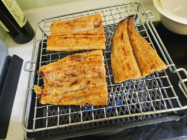 明明用烤箱便利多啦，為了搭配土鍋炊煮出的新米，硬是翻出金網來燒鰻魚。