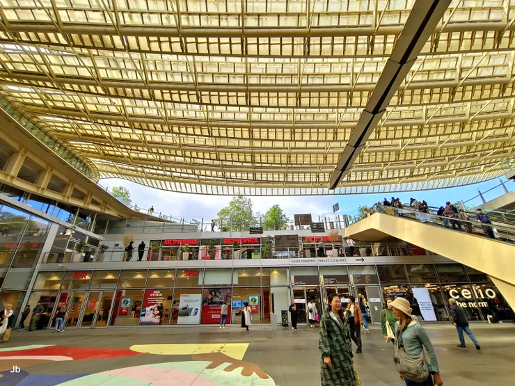 【浮出地面仰望中央市場天棚壯闊！利哈勒廣場 （Forum des Halles），現更名為「西田利哈勒廣場」（Westfield Forum des Halles）。 為一大型地下購物中心及交通樞紐，建在舊的中央市場「利哈勒」（Les Halles）舊址上。】