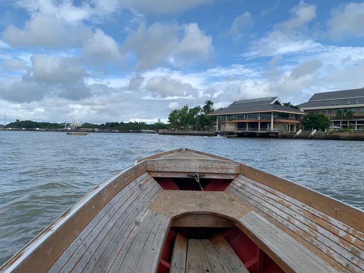 在快艇上，向叢林挺進。