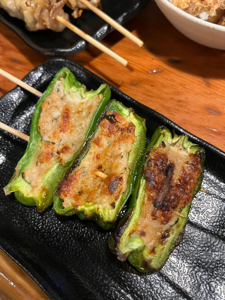 青椒包雞肉串。ピーマン肉詰ポン酢味。