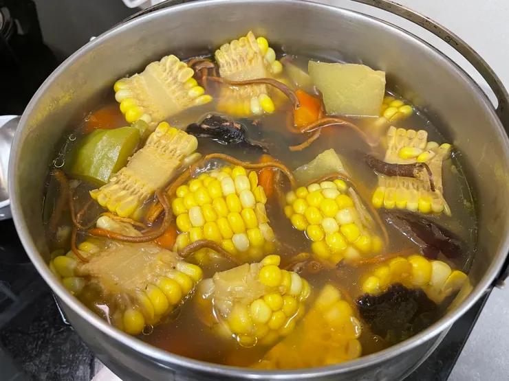 玉米紅蘿蔔的香甜，配合五指毛桃的椰香，讓我食慾大增。（作者拍攝）