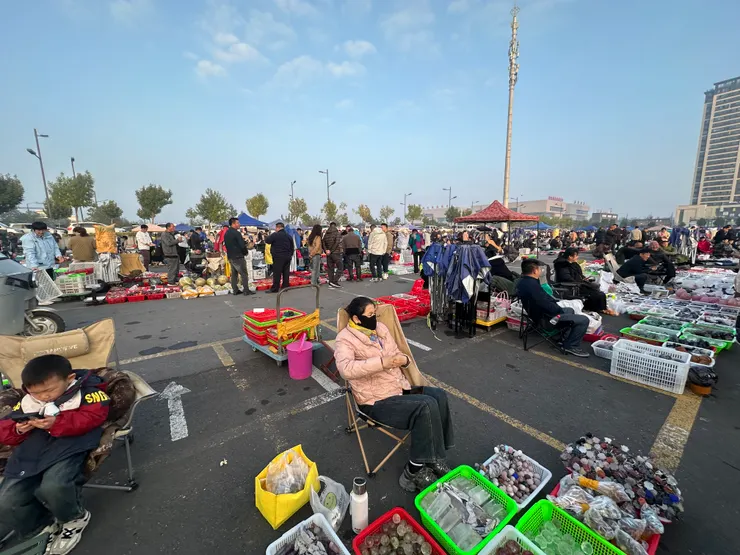 露天大集，有上下兩層。位置：東海水晶大酒店大門口