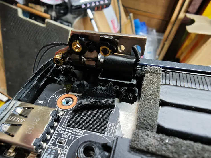 維修中我們發現轉軸已經裂開，既然拆了就一併處理吧！