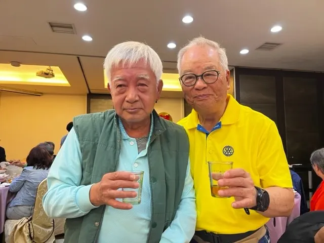 86歲的Fortune與75歲Archi合照，兩人都環島