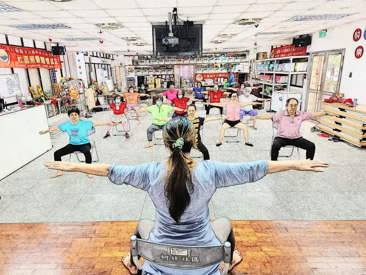 「像一朵張開的花，胸口向四方微微伸展，身體也漸漸柔軟了。」