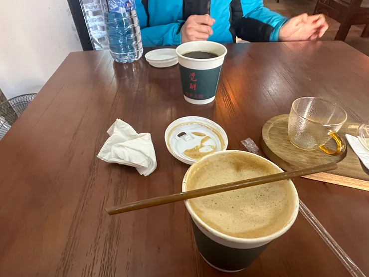 在農村的週末享受一杯白咖啡的悠閒