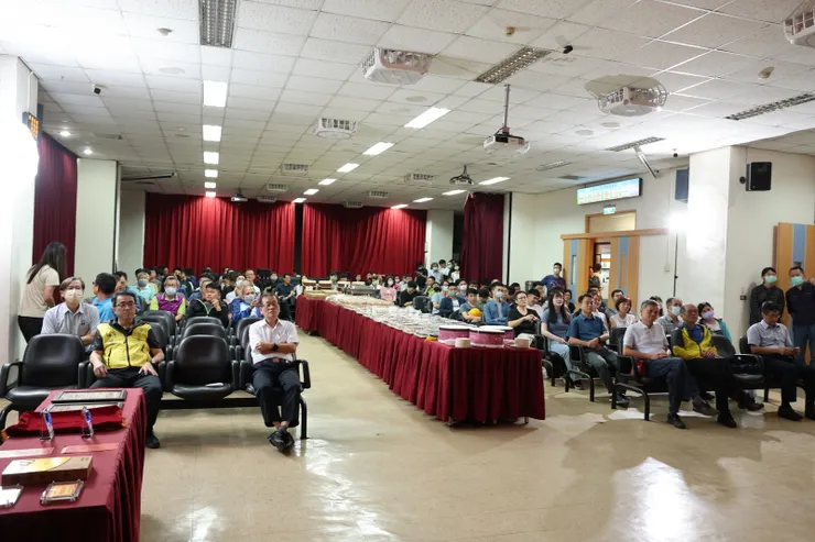 【觀賞單位為退休人員製作的惜別影片】