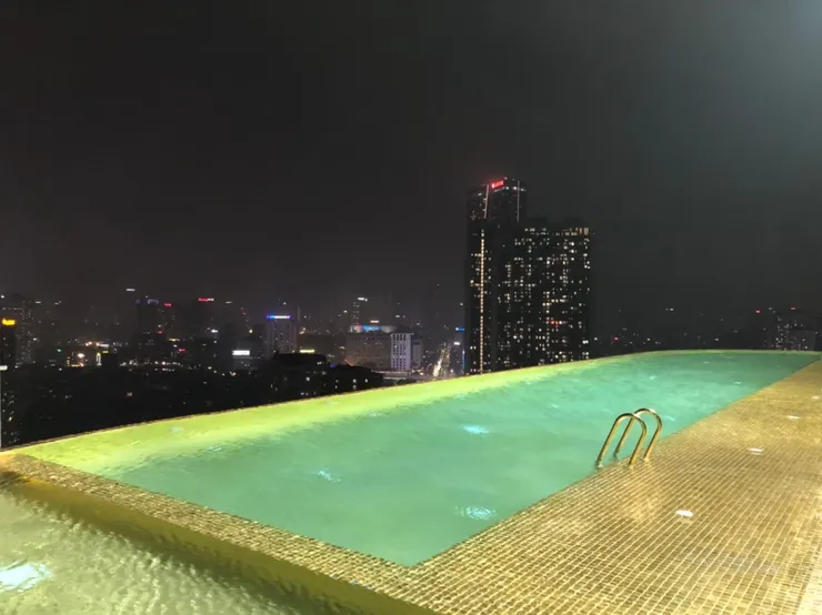 夜晚的泳池