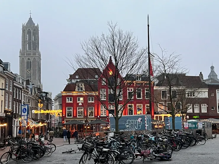 車站出來很快就能逛到古城區