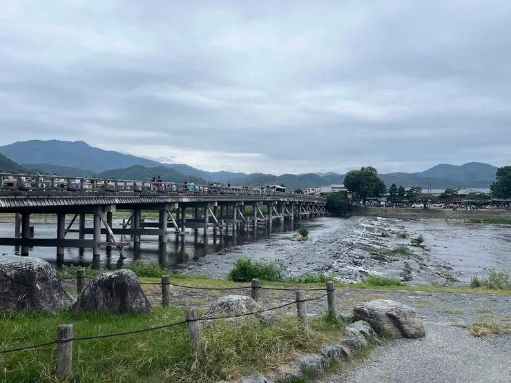 具有數百年歷史的木製橋樑，渡月橋