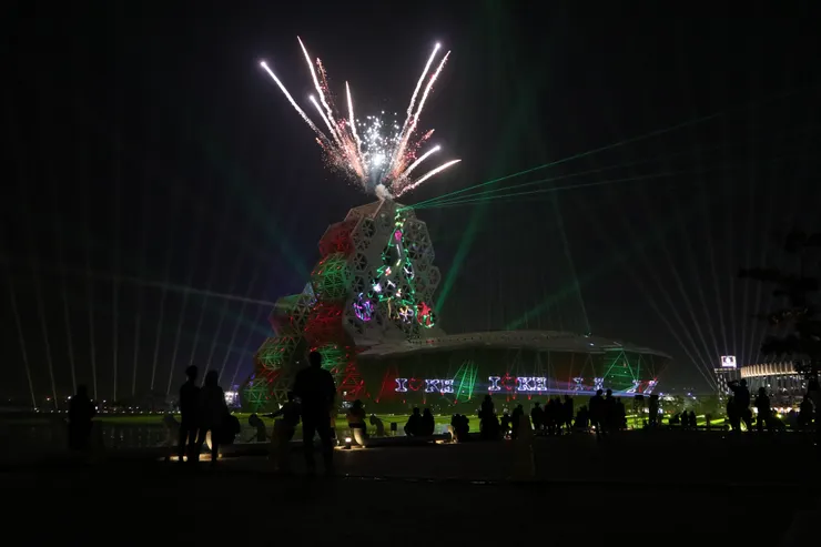 每場次燈光秀結束瞬間的焰火釋放