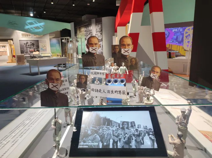 圖9 國家檔案館「島讀：我們的故事」常設展還我母語運動展件。