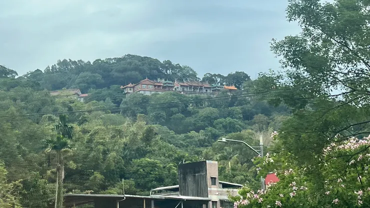 從山下眺望拱北殿
