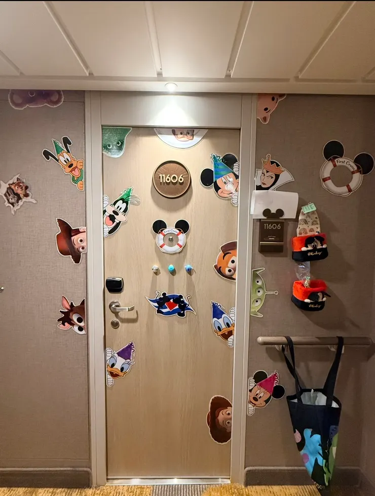 大家都很認真佈置艙門