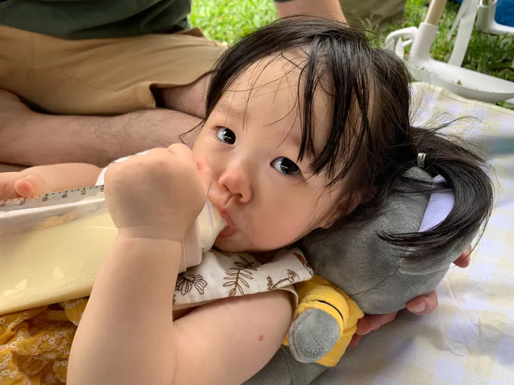 出門在外其實都不怎麼喝奶的小孩