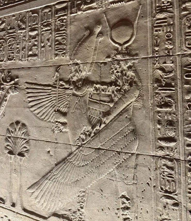 神廟裡講述伊西斯跟歐西里斯故事的壁畫部分（好可惜被破壞惹嗚嗚嗚 QQ