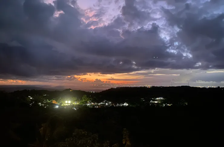 佩尼達島飯店門口的景象。250m 高度，以欣賞夕陽聞名