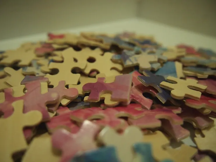 以木製拼圖來說偏薄。