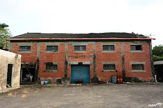 一旁的紅磚造房舍