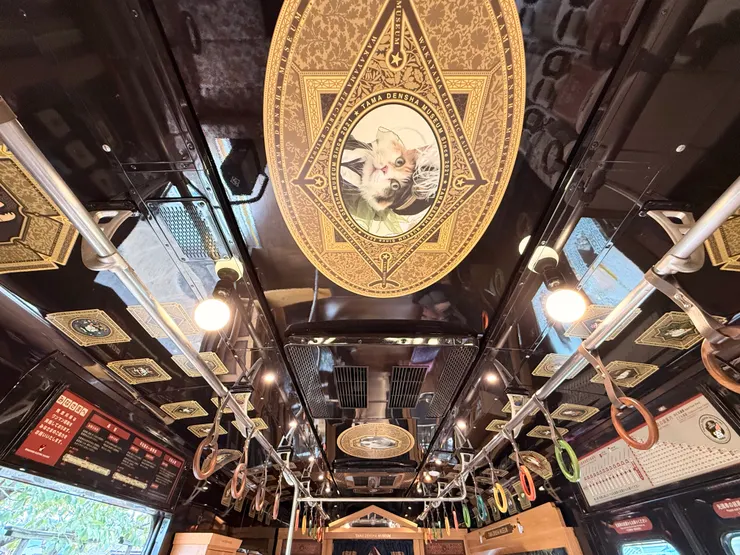 進入車廂別忘抬頭看，天花板也有很多細節