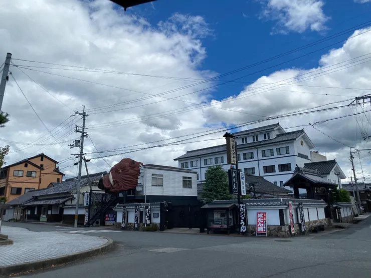 街上隨處可以看到賣牡丹鍋（山豬肉）的店家