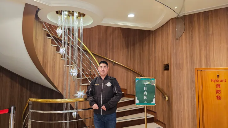 大廳的這吊燈也很美!