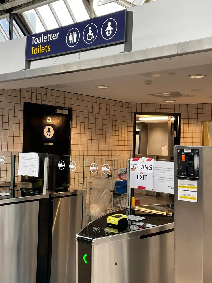 雖然20挪威克朗很貴,但現場很多人進進出出在上廁所
