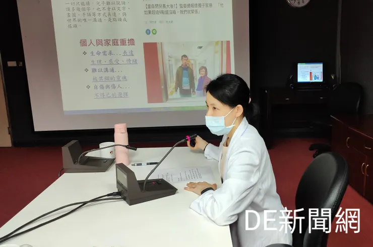 圖為部立基隆醫院復健科語言治療師李穎安。(記者曾金萬拍攝)