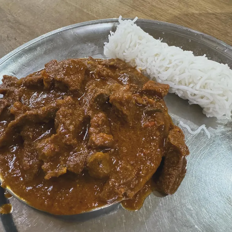 滿滿牛肉塊的咖哩