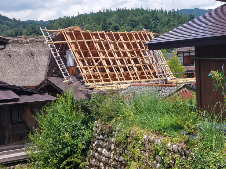 一棟要換茅草的屋子，需要全村居民一起幫忙