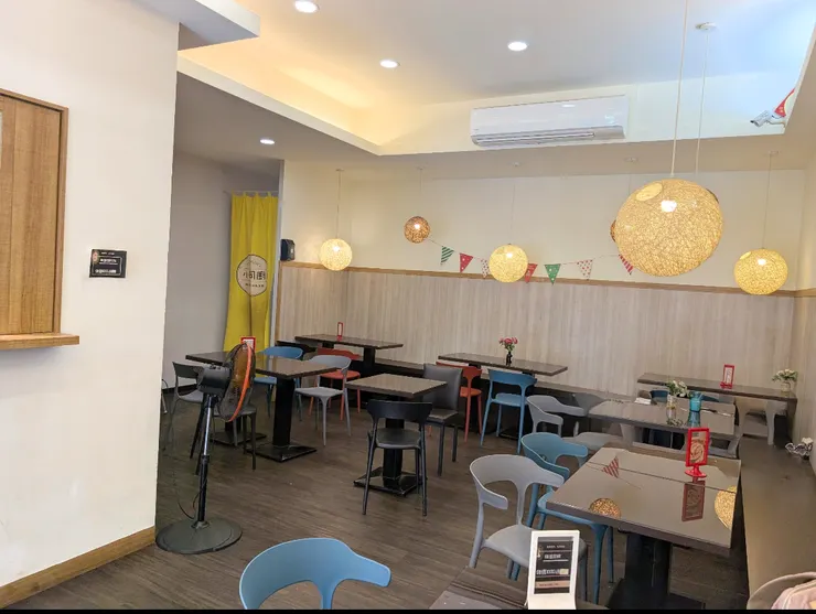 爽淨兼暖色的內裝