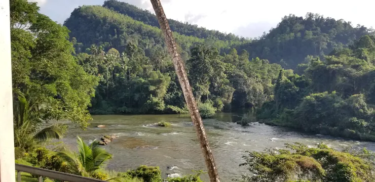 酒店外就是一條河流，這裏也有很多人會來玩激流的地方
