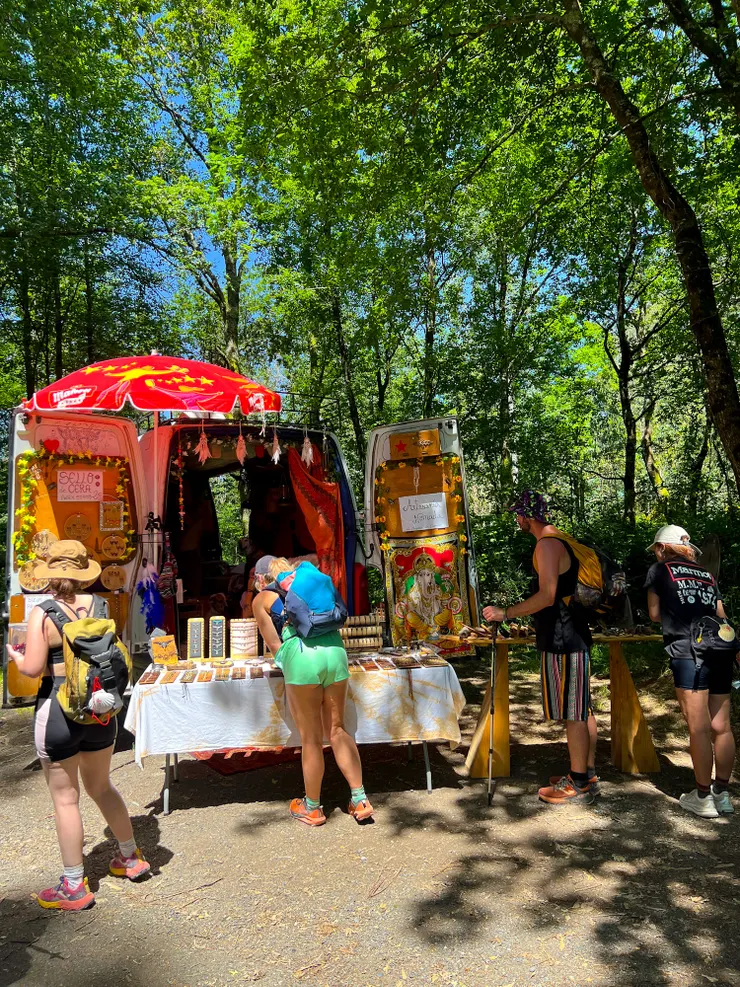 露營車攤商賣手工飾品和木質砧板～