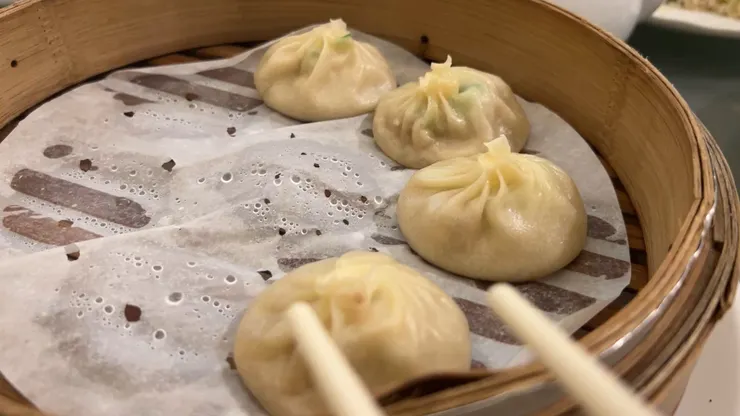 輕咬一口就會瞬間「爆汁」的絲瓜湯包，皮薄餡多，清甜鮮美的程度完全不輸米其林名店！