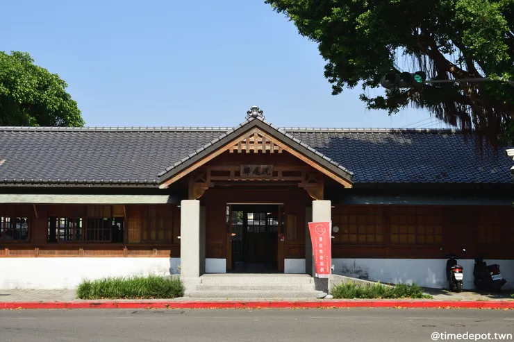 舊虎尾車站現在是遊客中心兼特色商店