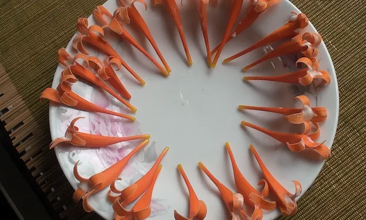 灌好糯米漿的炮仗花筒，立在盤緣(為避免糯米漿漏出)，即可拿去用電鍋蒸，外鍋放半杯水即可。