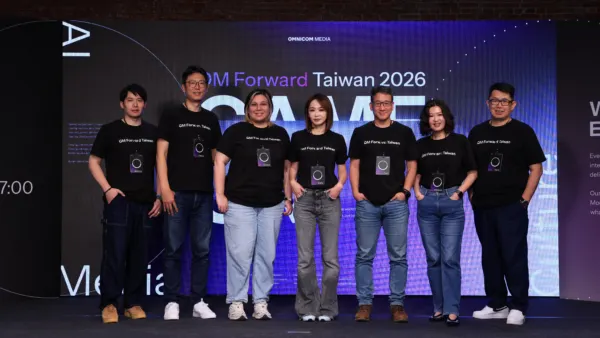 宏盟媒體（OM）台上講者合影（左起）： Digital Product & Partnership 資深總監 Jeremy、 OMD 總經理 Jason 、 OM Growth 負責人 Grace、OM執行長 Kelly、 OM CTIO Carl、 PHD 總經理 Melissa、Initiative _ UM _ Hearts & Science 副總經理 Nick 。圖/宏盟媒體 Omnicom Media